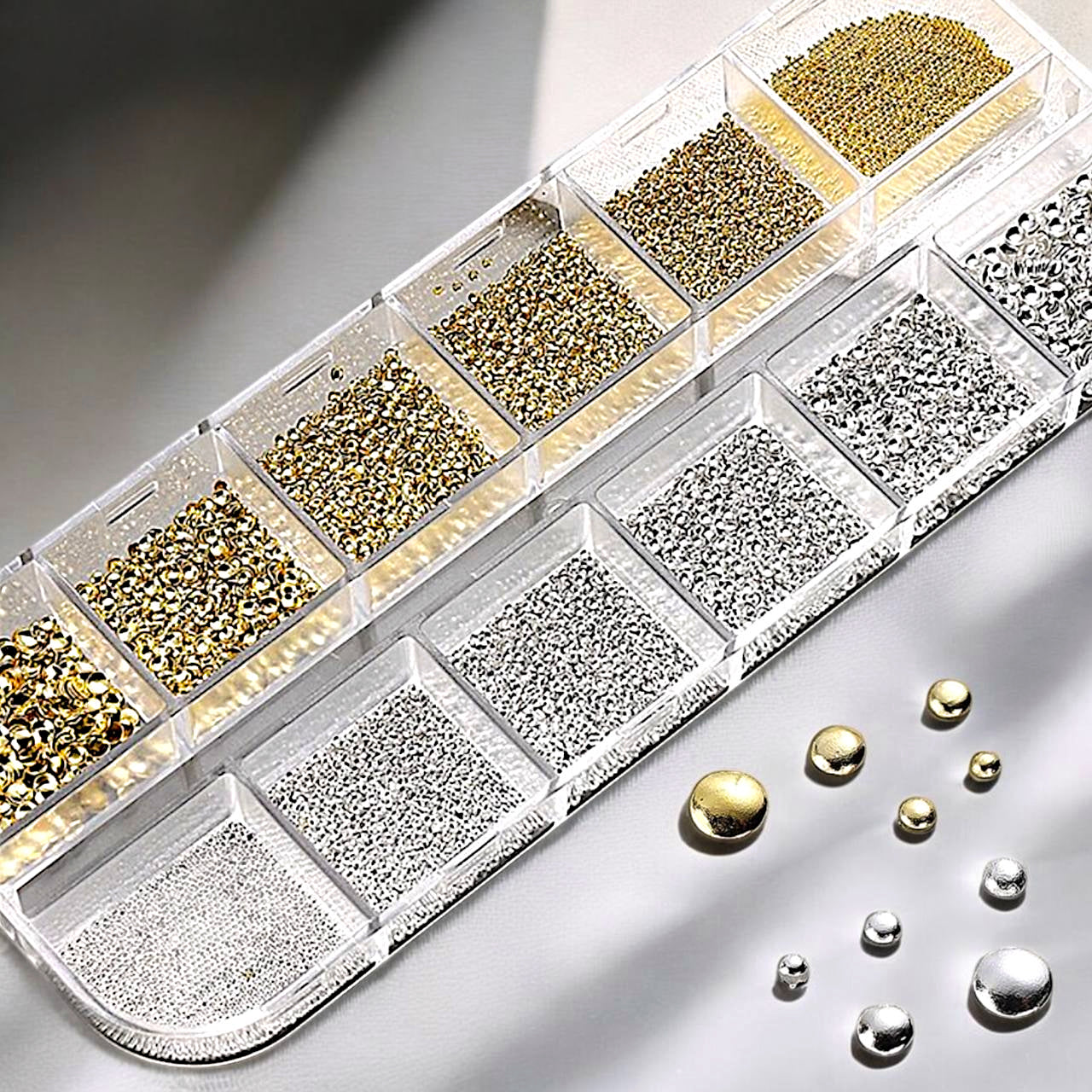 Set da 12 scomparti di perline dorate e argentate per unghie — decorazioni e charms per nail art P02