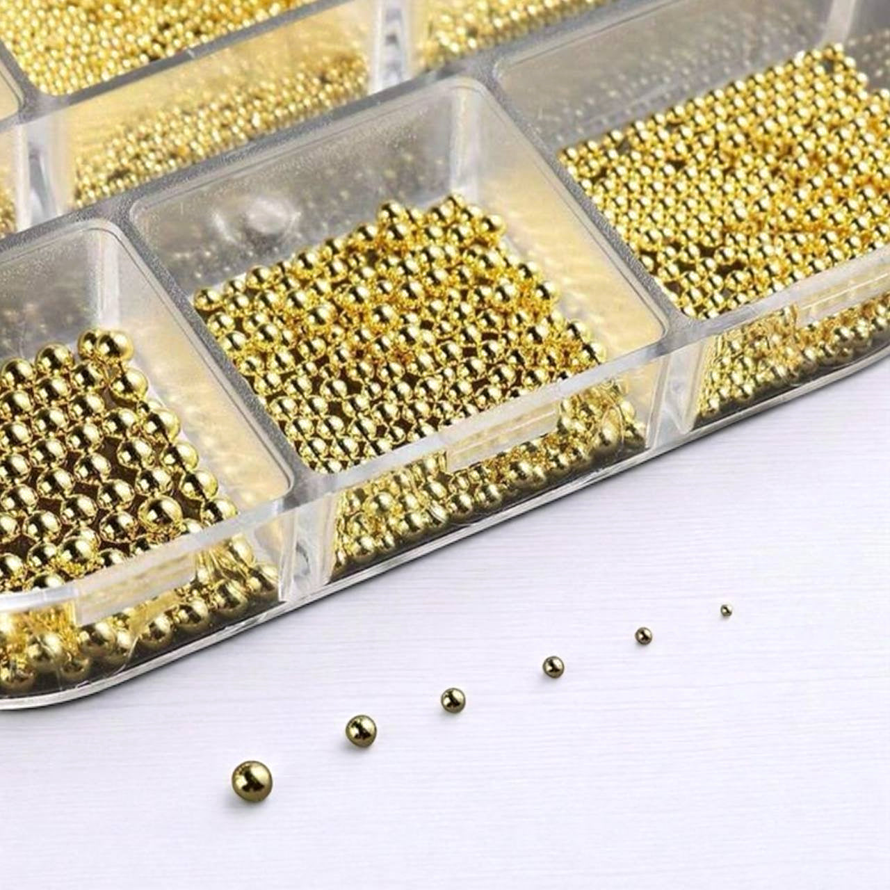 Set di mini accessori dorati per nail art, 6 scomparti (micro sfere in acciaio e elementi decorativi) P04